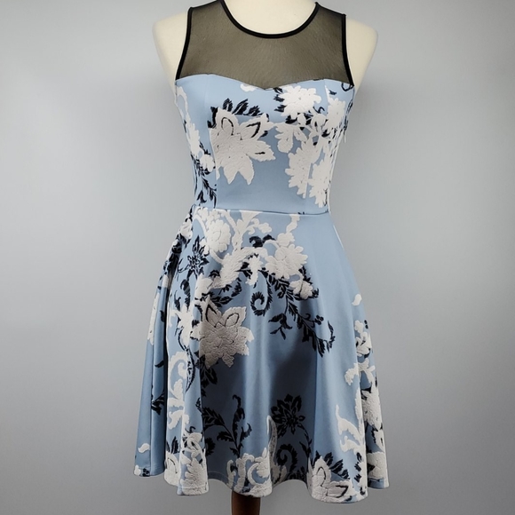 Trixxi dress - Picture 1 of 10